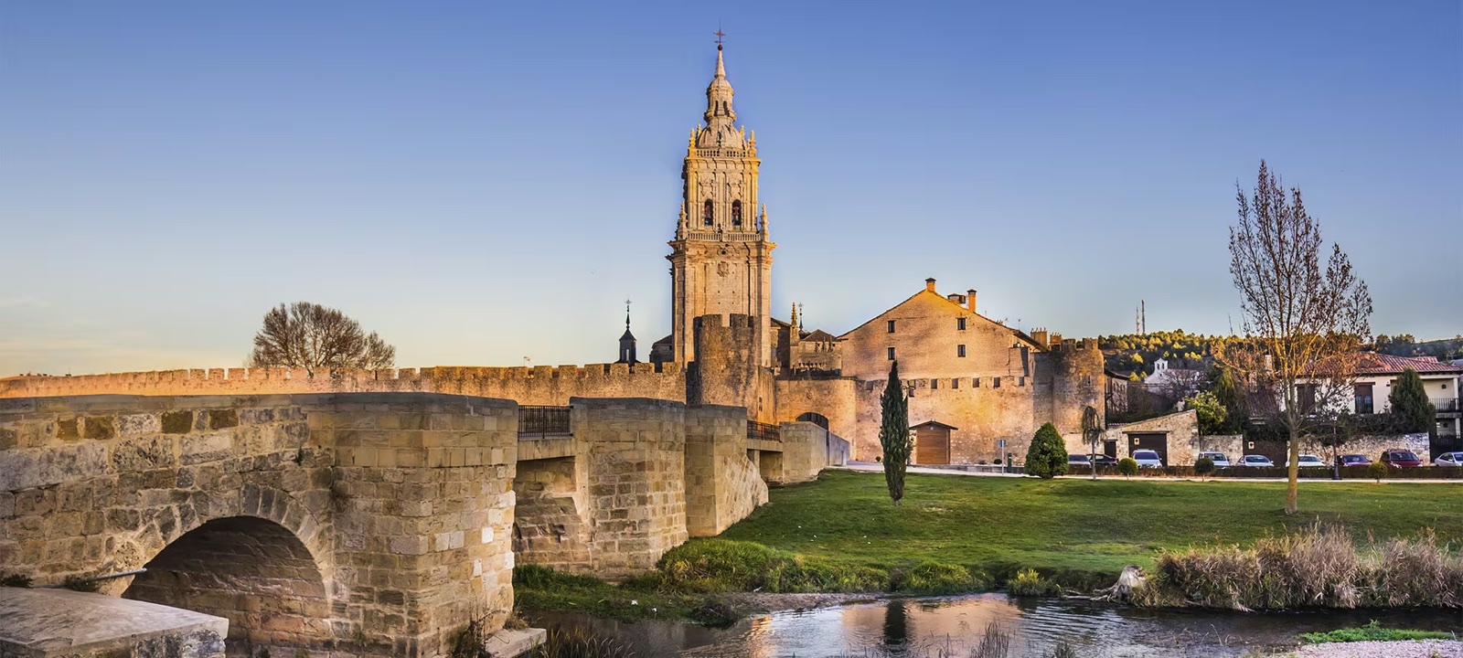 Puente, muralla y torre de El Burgo de Osma junto al río
